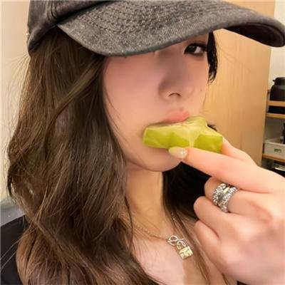坐着的女人
